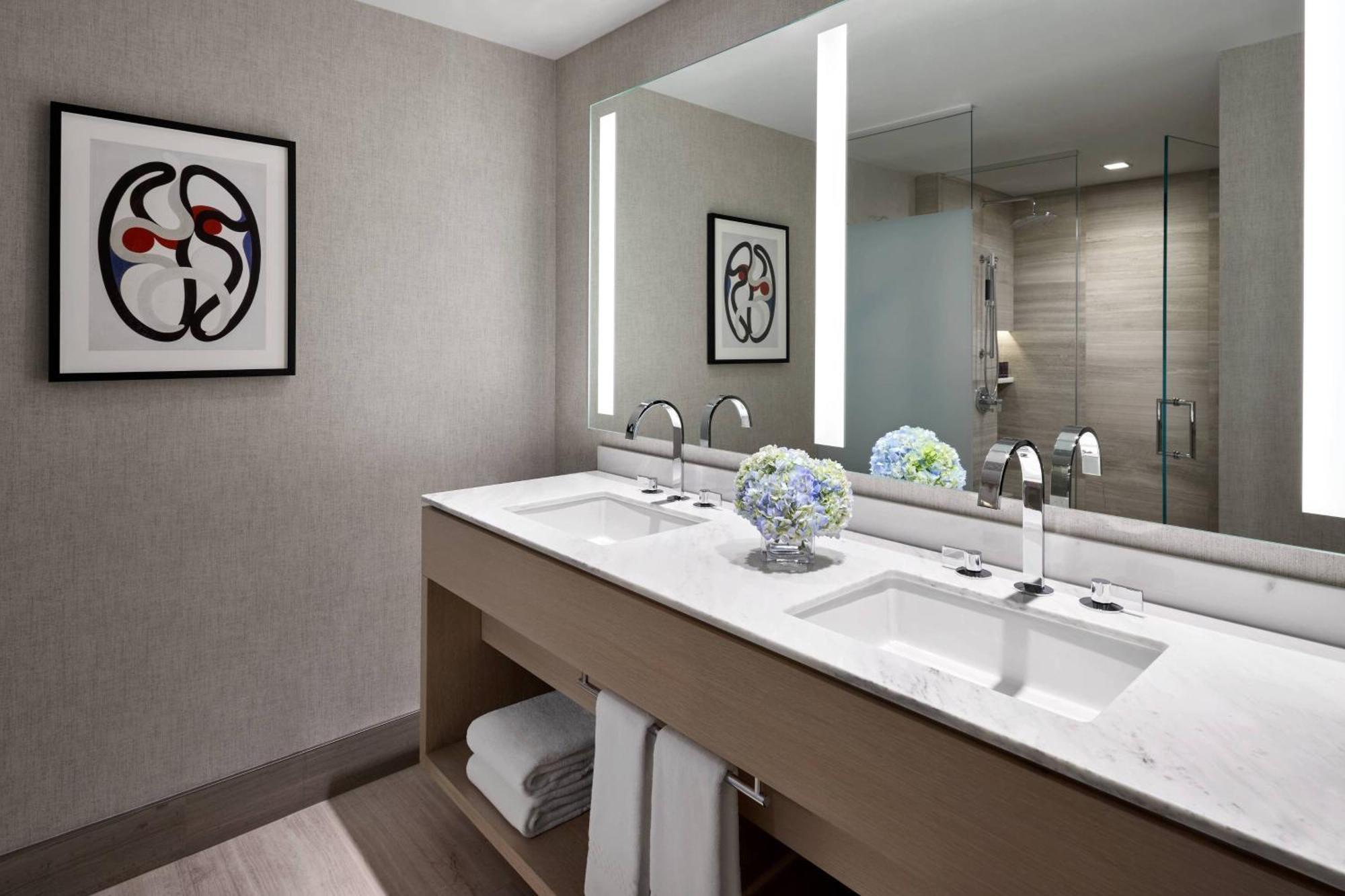 King Room Lake View Hearing Accessible