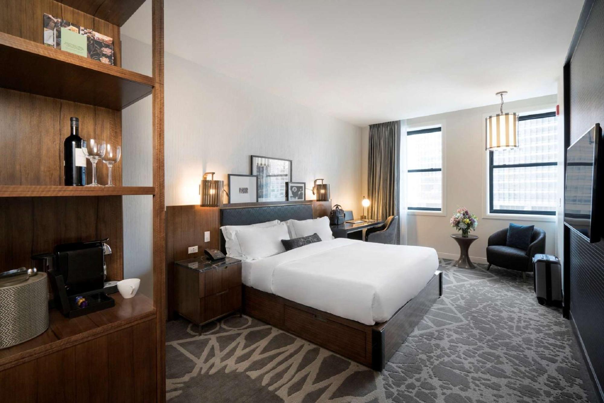 King Room with Roll-In Shower - Mobility Access